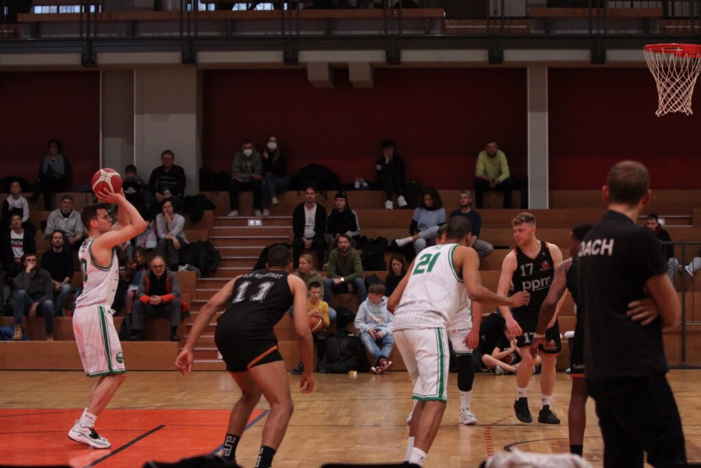 Für Noah! Uni-Riesen gegen Neustadt an der Waldnaab erfolgreich