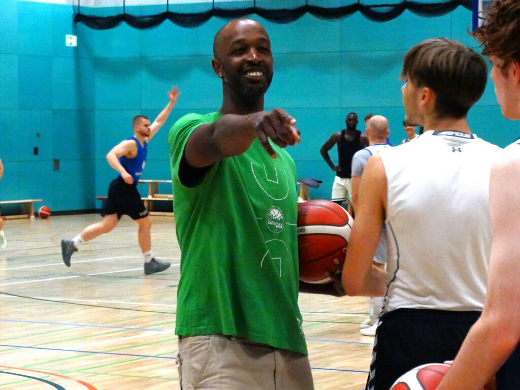 Uni-Riesen mit Darren Stackhouse auf neuen Wegen