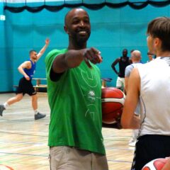 Uni-Riesen mit Darren Stackhouse auf neuen Wegen