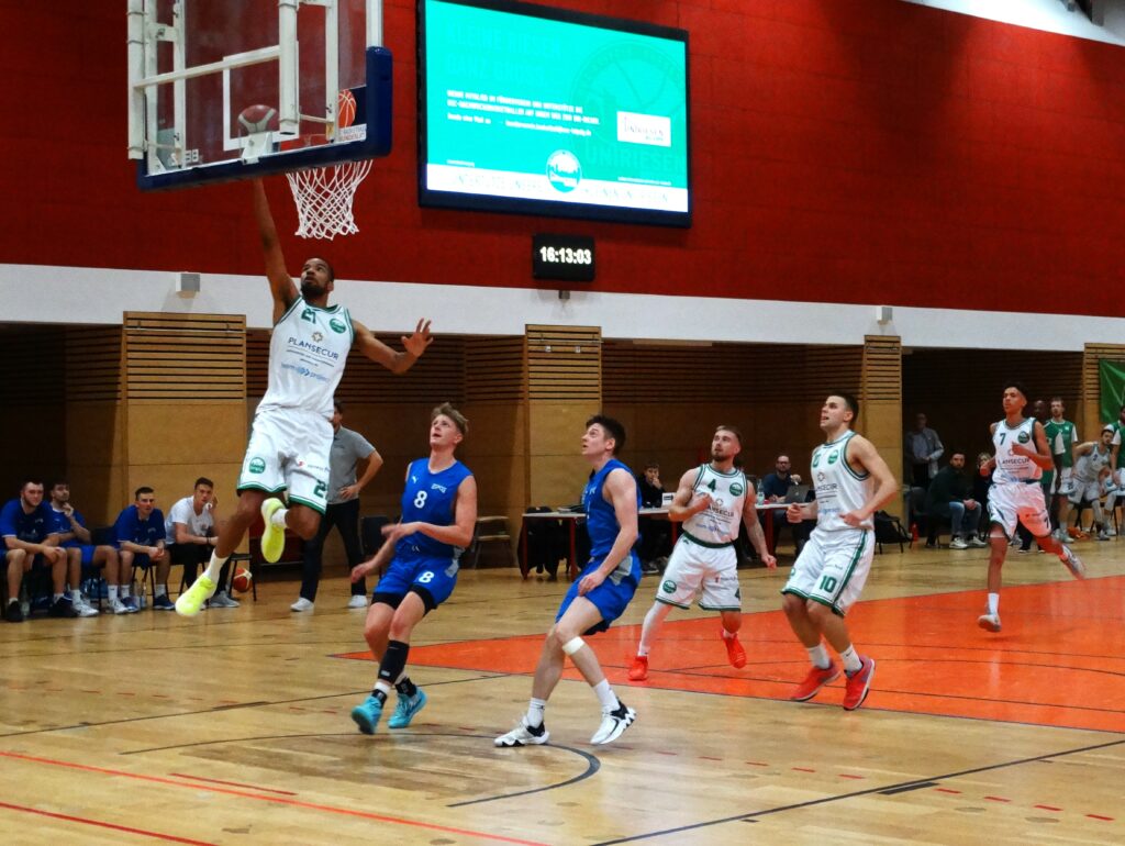 Uni-Riesen gewinnen dramatisches Spitzenspiel